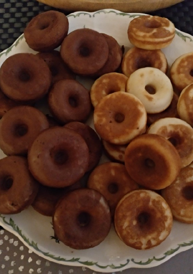 Una foto de Mini Donuts, blancos y de chocolate