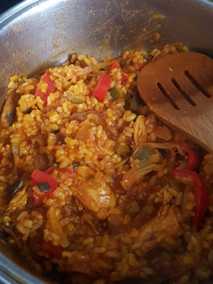 Una foto de Paella con pollo y verduras
