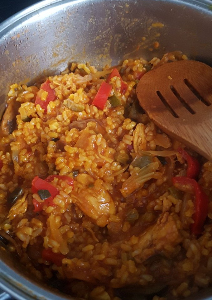 Una foto de Paella con pollo y verduras