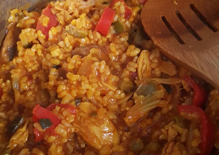 Paella con pollo y verduras