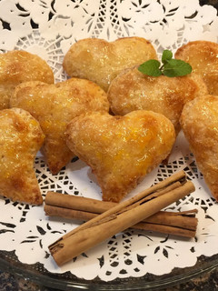Una foto de Corazones de hojaldre rellenos de mermelada de fresa, sin gluten, sin lactosa