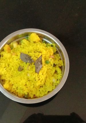 A picture of Aloo poha with vegetables.