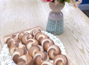 A picture of Vanilla & Chocolate butter swirl shortbread cookies.