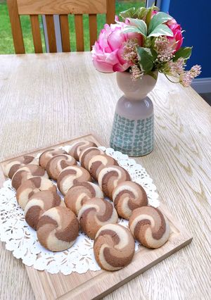 A picture of Vanilla & Chocolate butter swirl shortbread cookies.