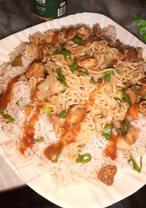 A picture of Singaporean Rice with Knorr Noodles.