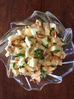 Una foto de Ensalada de manzana con apio y queso