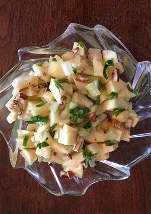 Una foto de Ensalada de manzana con apio y queso