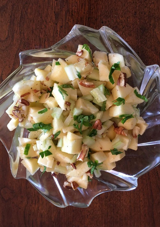 Una foto de Ensalada de manzana con apio y queso