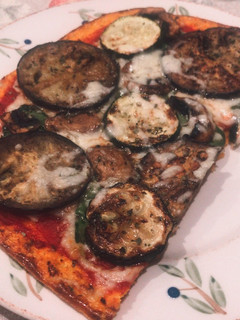 Una foto de Pizza vegetal con base de zanahoria