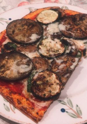 Una foto de Pizza vegetal con base de zanahoria