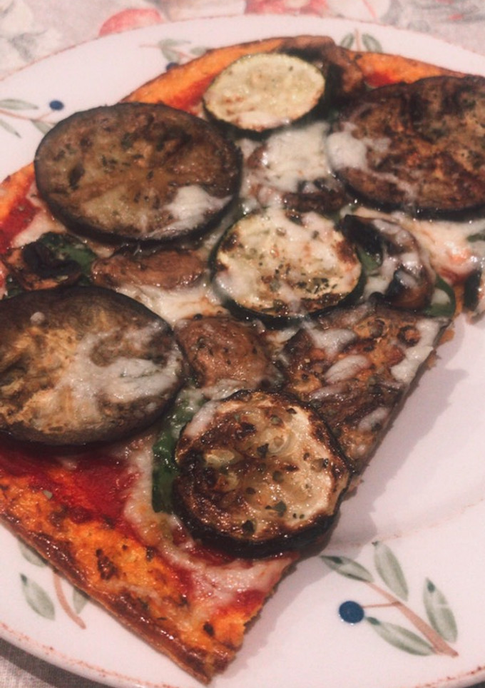 Una foto de Pizza vegetal con base de zanahoria