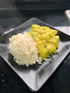 Una foto de Arroz con pollo al curry 🍚🟡