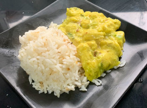 Una foto de Arroz con pollo al curry 🍚🟡