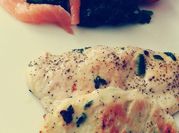 Una foto de filetes de pechuga de pollo a la plancha