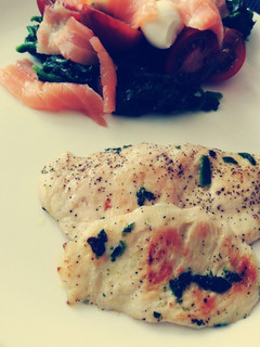 Una foto de Pollo a la plancha con ensalada de espinacas
