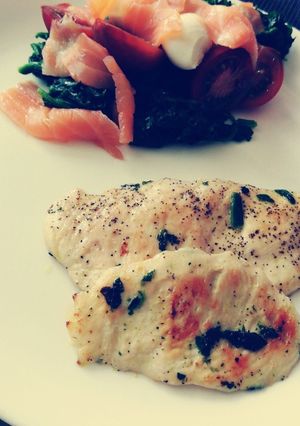 Una foto de Pollo a la plancha con ensalada de espinacas
