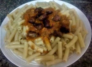 Una foto de Macarrones🍜 con "Salsa de Chorizos"🥖