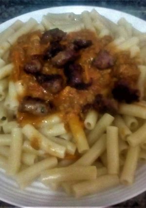 Una foto de Macarrones🍜 con "Salsa de Chorizos"🥖