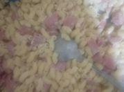 Una foto de ensalada de salchichas