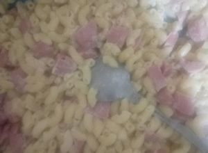 Una foto de Ensalada de coditos con salchichas versión #2 🇲🇽😍