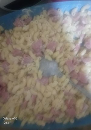 Una foto de Ensalada de coditos con salchichas versión #2 🇲🇽😍