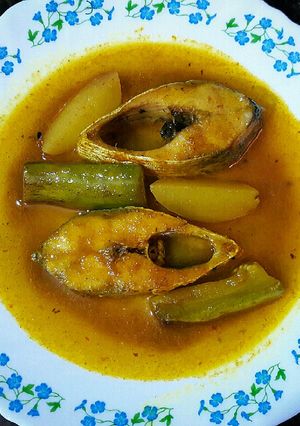 ইলিশের তেল ঝোল(Hilsha fish recipe in bengali) রেসিপির প্রধান ছবি