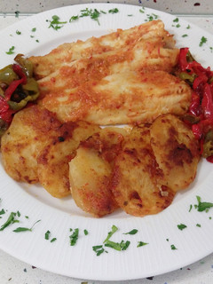 Una foto de Filetes de merluza al horno con pimientos fritos