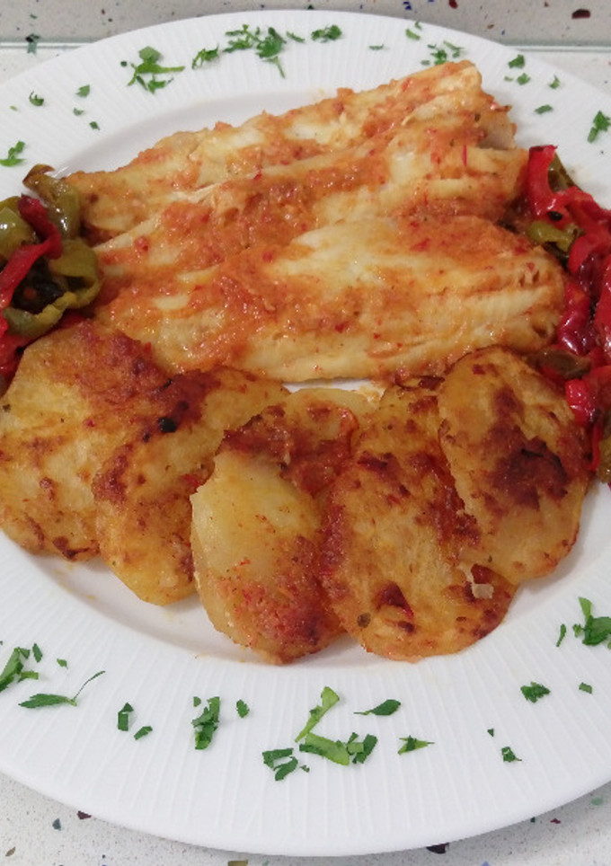 Una foto de Filetes de merluza al horno con pimientos fritos