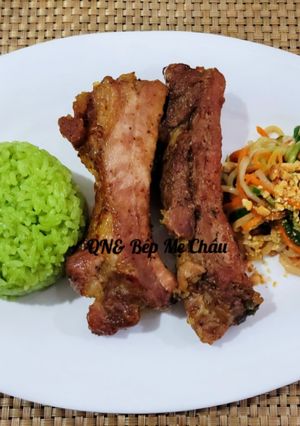 Hình của món Xôi lá dứa sườn cây nướng.
