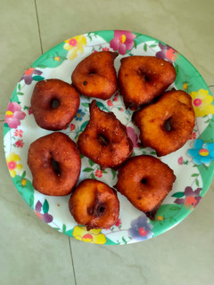 உளுந்து இனிப்பு வடை (Ulunthu inippu vadai recipe in tamil) செய்முறை முக்கிய புகைப்படம்