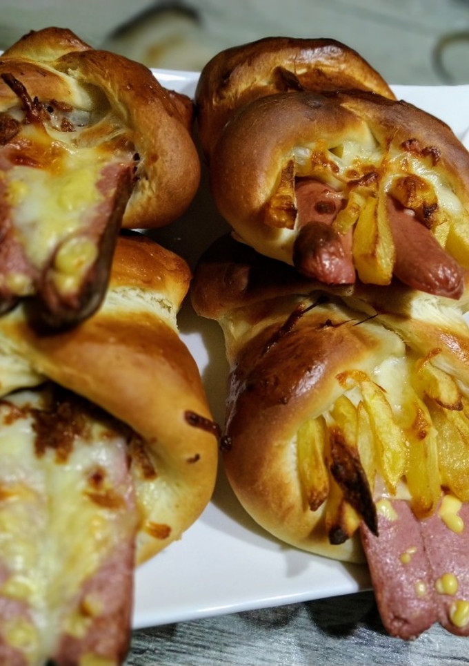 Una foto de Saquito de Frankfurt y patatas