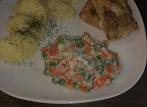 Zdjęcie przepisu Kostka mintaja z puree ziemniaczanym, groszkiem i marchewką.