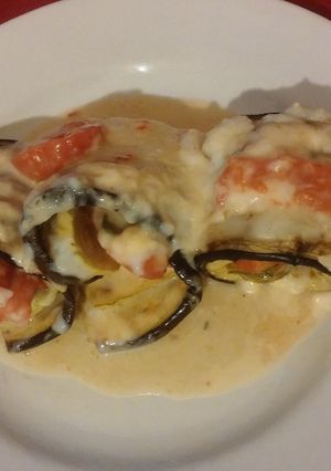 Una foto de Rollitos de Berenjena con zucchinis, tomates y queso, al micro