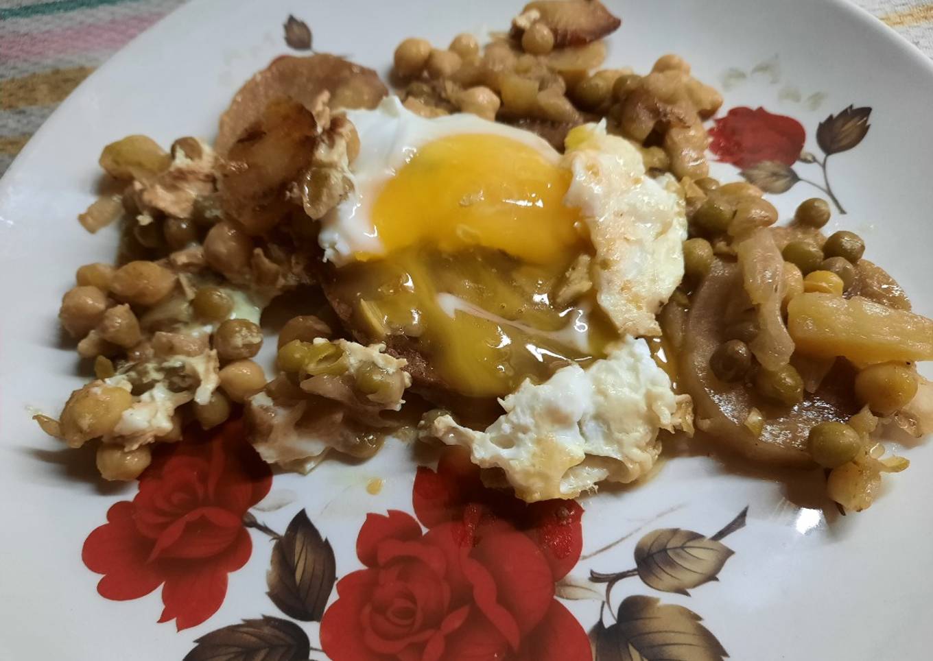 Hamburguesa con arvejas y huevo