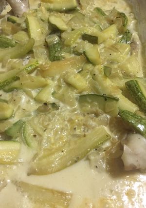 Una foto de Gatuzo con salsa de zucchini