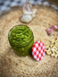 Una foto de Pesto de anacardos y albahaca fresca