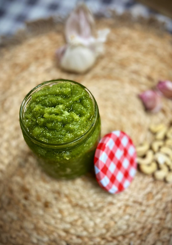 Una foto de Pesto de anacardos y albahaca fresca