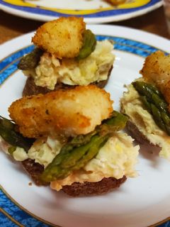 Una foto de Tostas de ensaladilla rusa con trigueros y bacalao en Thermomix