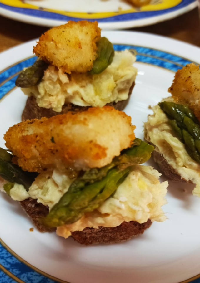Una foto de Tostas de ensaladilla rusa con trigueros y bacalao en Thermomix