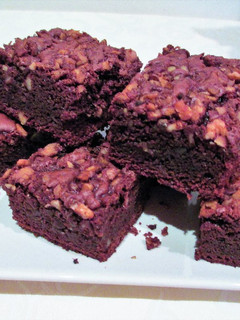 Una foto de Brownie de chocolate con crujiente de nueces