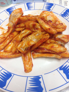 Una foto de Tiras de calamar con tomate y pimentón dulce