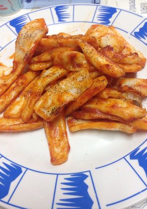 Una foto de Tiras de calamar con tomate y pimentón dulce