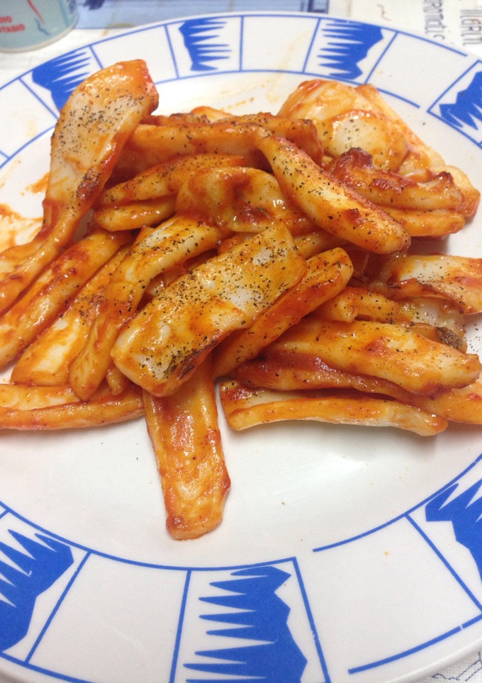 Una foto de Tiras de calamar con tomate y pimentón dulce