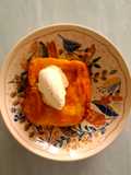 Torrijas (brioche) caramelizadas con helado de vainilla