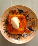 Torrijas (brioche) caramelizadas con helado de vainilla