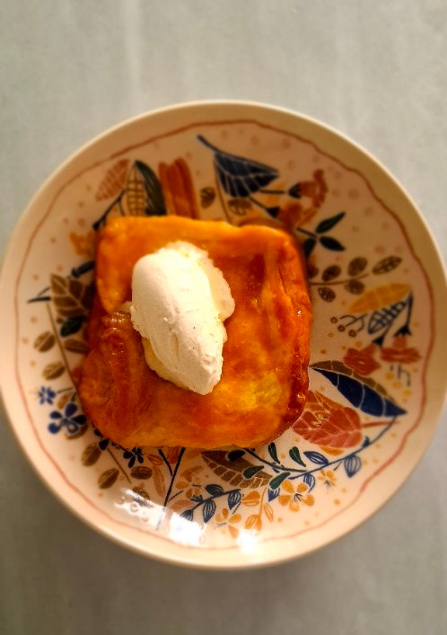 Una foto de Torrijas (brioche) caramelizadas con helado de vainilla