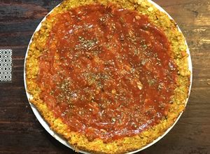 Una foto de Pizza con base de zanahoria 🥕| Recetas saludables |🍕Pizza sin gluten
