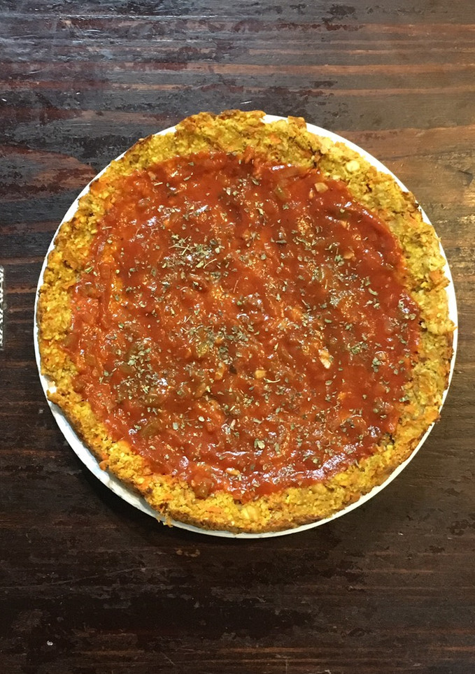 Una foto de Pizza con base de zanahoria 🥕| Recetas saludables |🍕Pizza sin gluten
