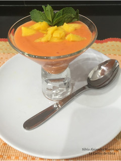 Una foto de Salmorejo con mango
