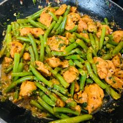 A picture of Lemon Chicken and Green Beans.